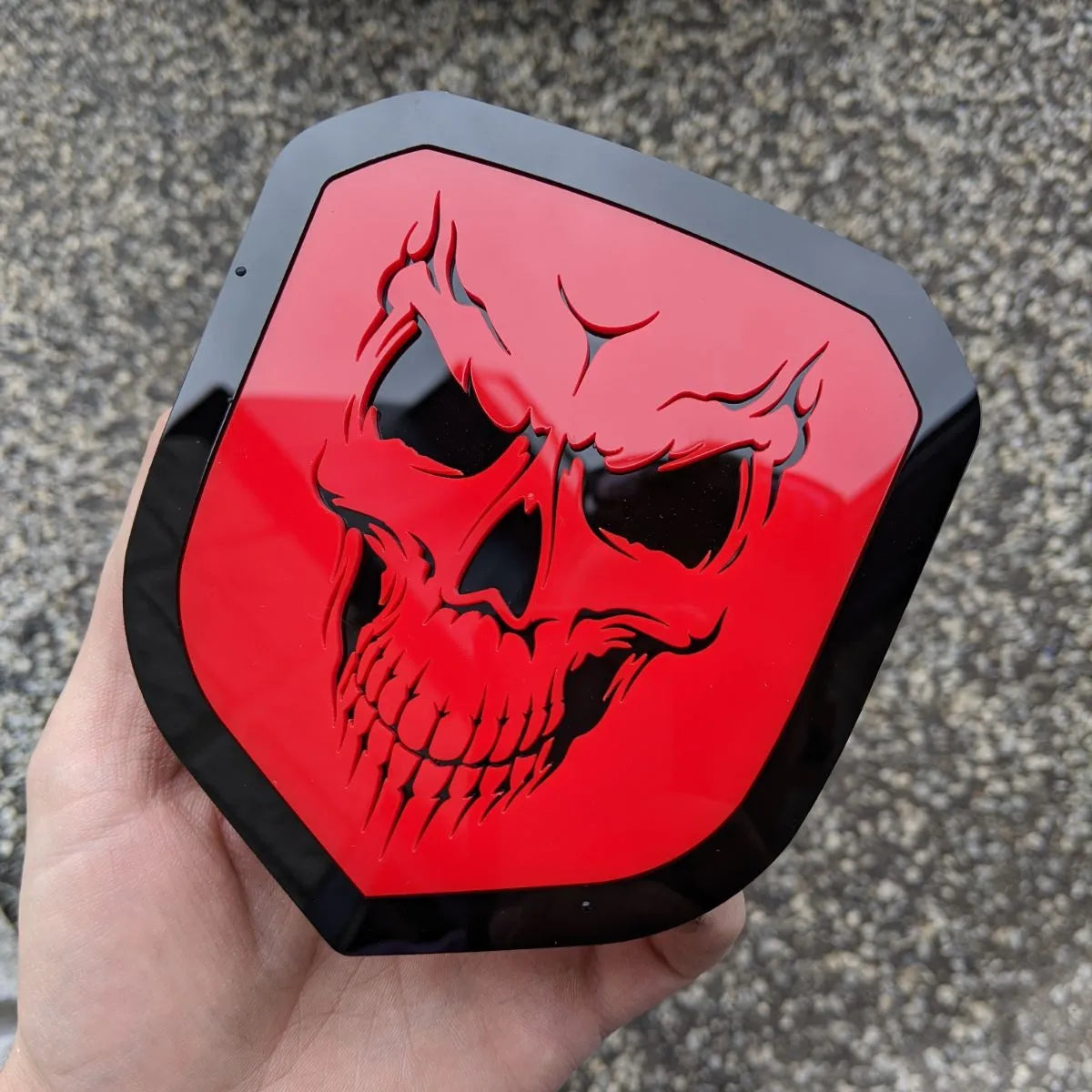 Insignia de calavera: compatible con la parrilla Dodge® Ram® 2013-2018 -1500, 2500, 3500 - Contorno rojo y negro