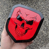 Insignia de calavera: compatible con la parrilla Dodge® Ram® 2013-2018 -1500, 2500, 3500 - Contorno rojo y negro