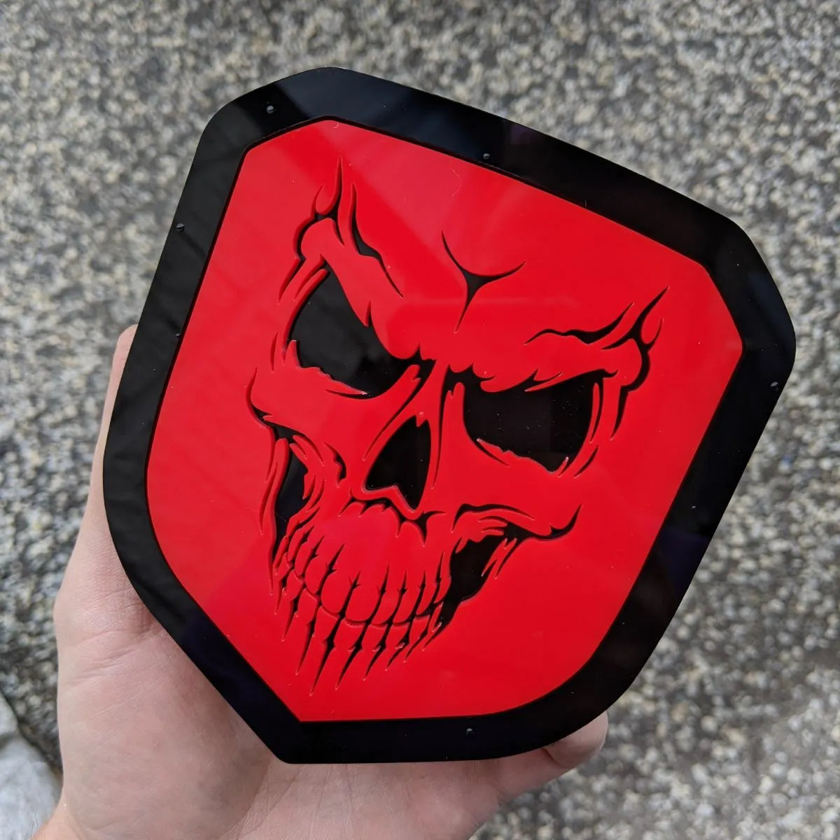Insignia de calavera: compatible con la parrilla Dodge® Ram® 2013-2018 -1500, 2500, 3500 - Contorno rojo y negro