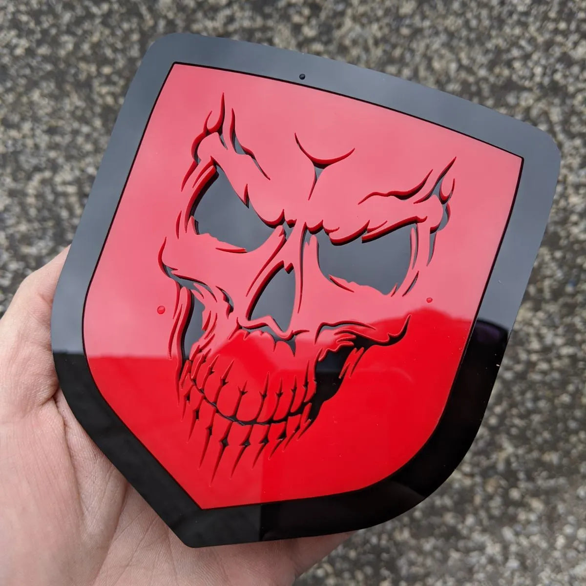 Insignia de calavera: compatible con la parrilla Dodge® Ram® 2009-2012 -1500, 2500, 3500 - Contorno rojo y negro
