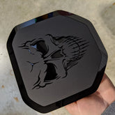 Insignia de calavera: compatible con Dodge® Ram® Tailgate 2019+ (5.ª generación) -1500, 2500, 3500 - Contorno negro brillante y negro mate
