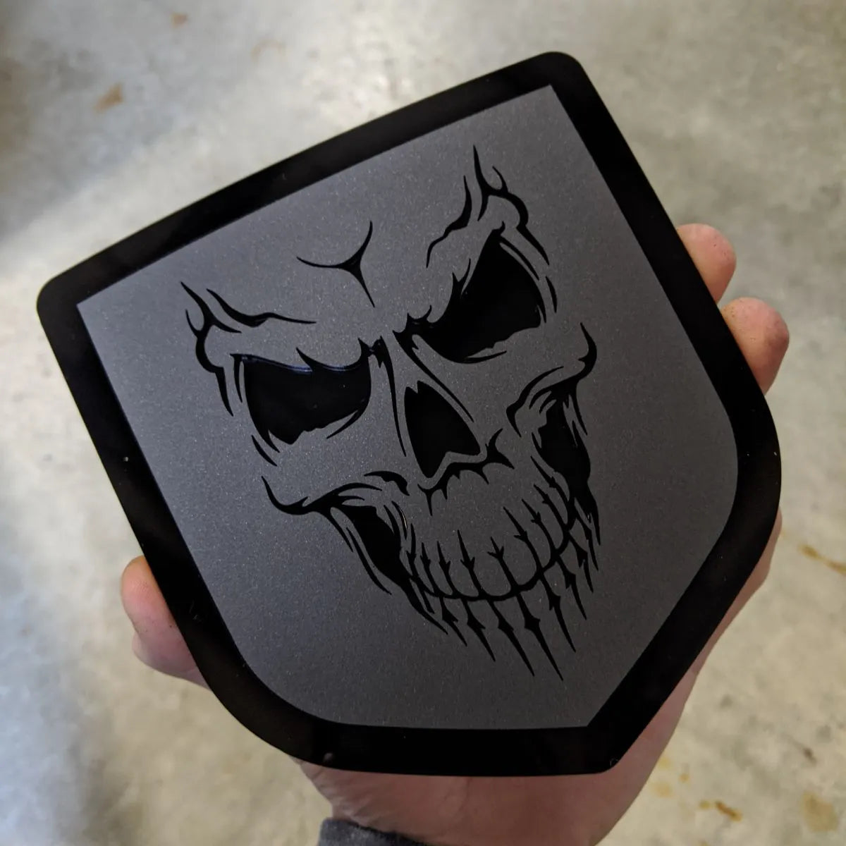 Insignia de calavera: compatible con portón trasero Dodge® Ram® 2009-2018 -1500, 2500, 3500 - Contorno negro mate y negro