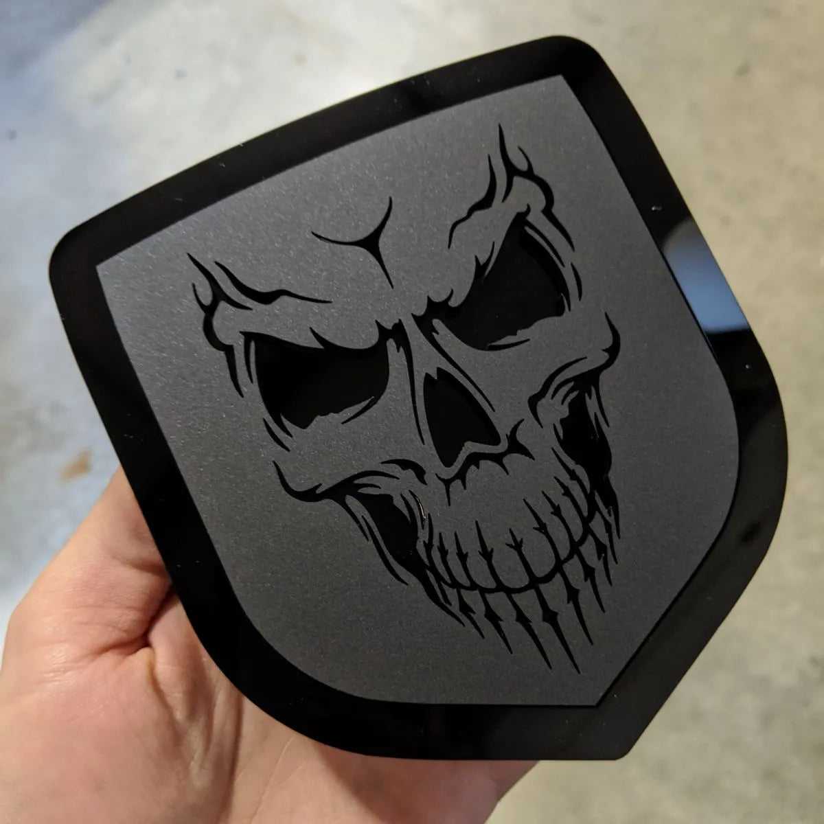 Insignia de calavera: compatible con la parrilla Dodge® Ram® 2009-2012 -1500, 2500, 3500 - Contorno negro y negro mate