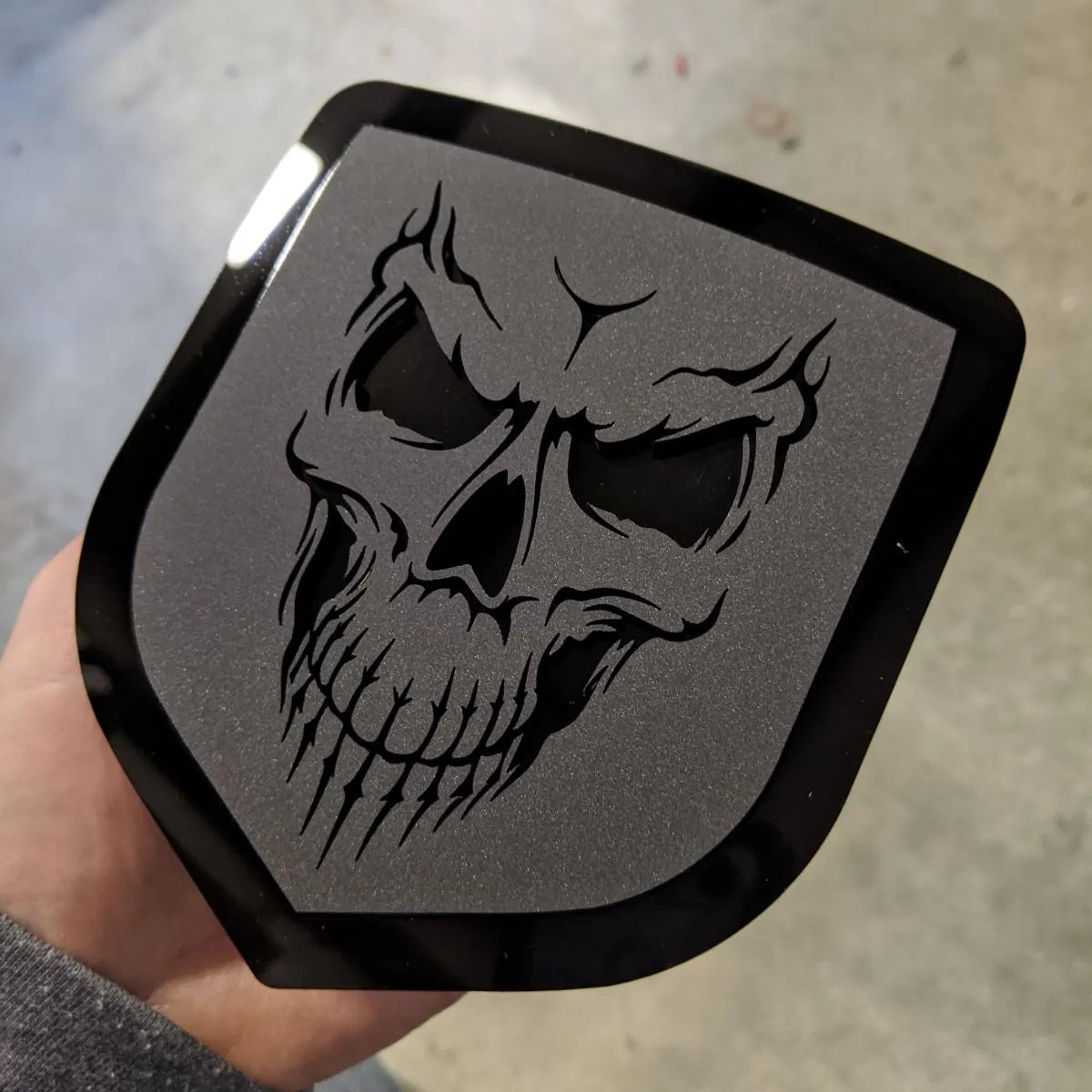 Insignia de calavera: compatible con la parrilla Dodge® Ram® 2009-2012 -1500, 2500, 3500 - Contorno negro y negro mate