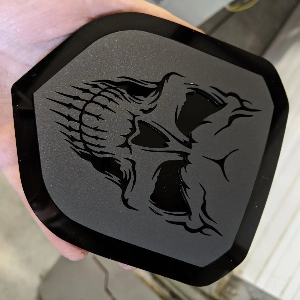 Insignia de calavera: compatible con la parrilla Dodge® Ram® 2013-2018 -1500, 2500, 3500 - Negro mate sobre contorno negro