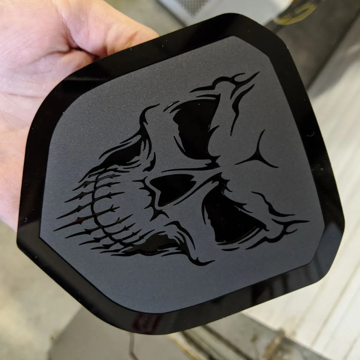 Insignia de calavera: compatible con la parrilla Dodge® Ram® 2013-2018 -1500, 2500, 3500 - Negro mate sobre contorno negro