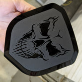 Insignia de calavera: compatible con la parrilla Dodge® Ram® 2013-2018 -1500, 2500, 3500 - Negro mate sobre contorno negro