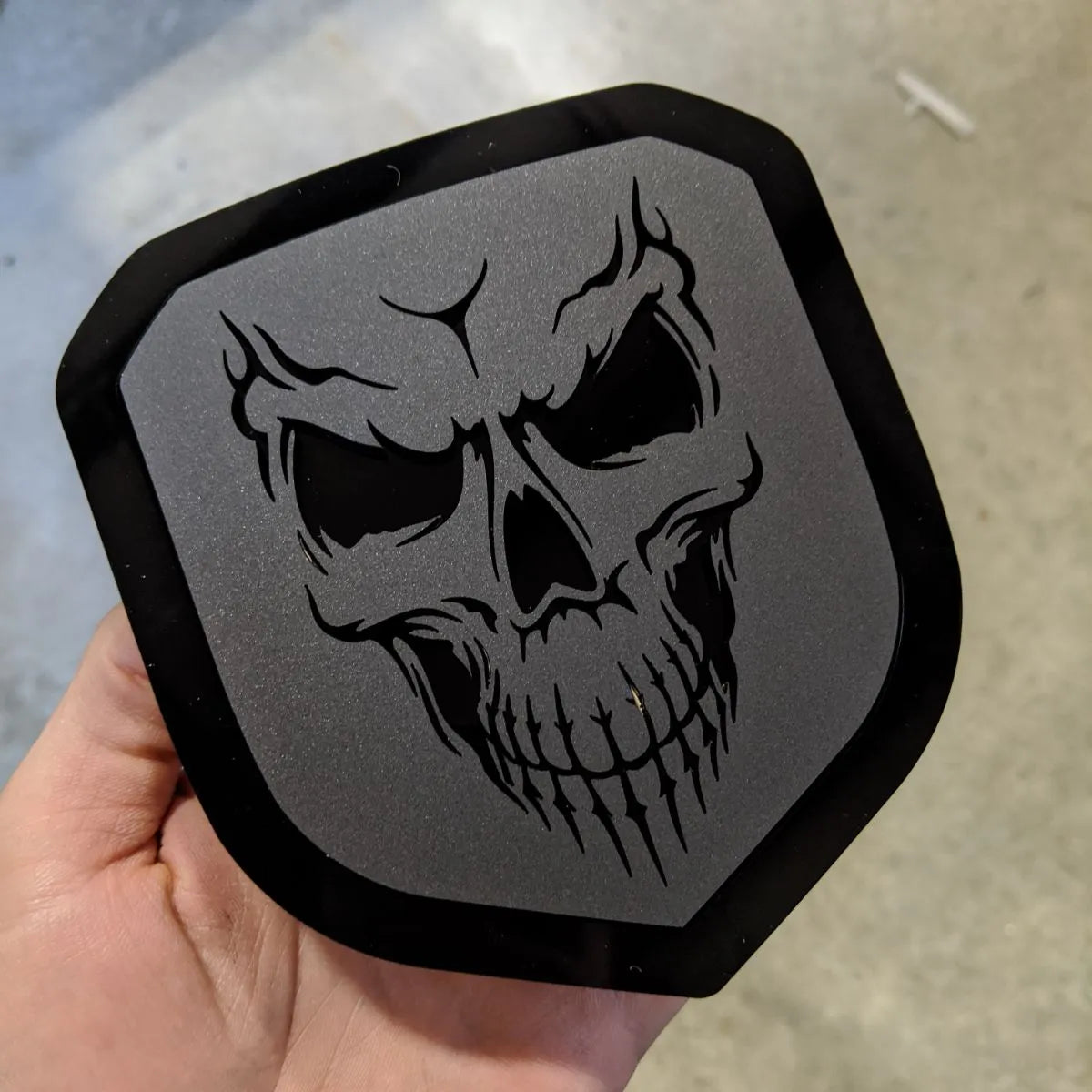 Insignia de calavera: compatible con la parrilla Dodge® Ram® 2013-2018 -1500, 2500, 3500 - Negro mate sobre contorno negro