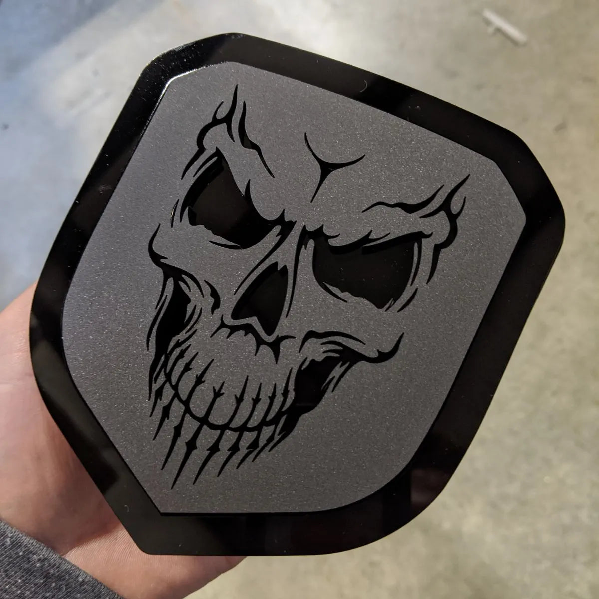 Insignia de calavera: compatible con la parrilla Dodge® Ram® 2013-2018 -1500, 2500, 3500 - Negro mate sobre contorno negro