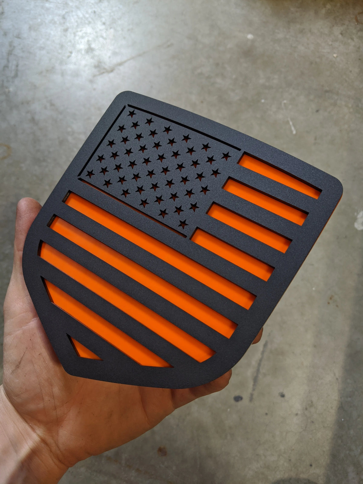 Insignia de la bandera estadounidense: compatible con Dodge® Ram® Tailgate 2009-2018 -1500, 2500, 3500 - Negro mate sobre naranja