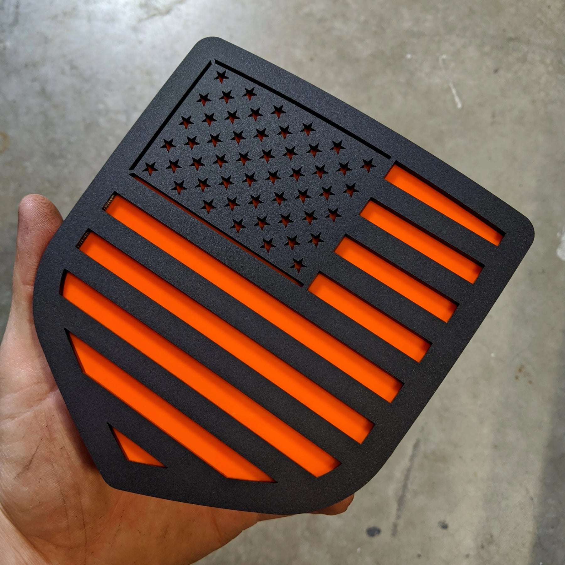 Insignia de la bandera estadounidense: compatible con Dodge® Ram® Tailgate 2009-2018 -1500, 2500, 3500 - Negro mate sobre naranja