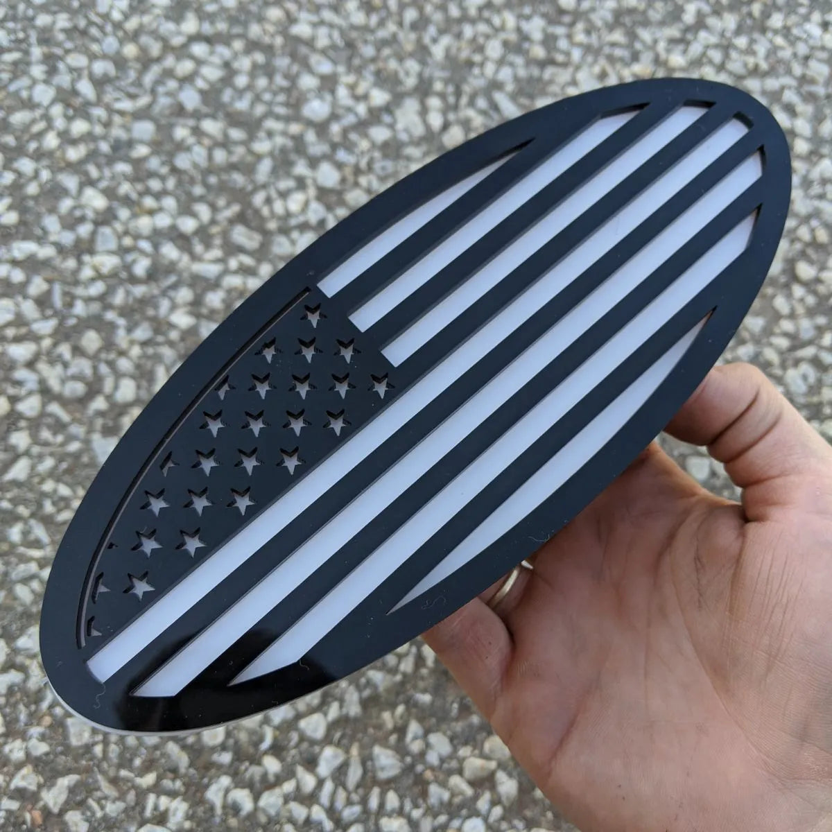 Insignia ovalada con la bandera estadounidense, 9 pulgadas, color negro sobre blanco (varios vehículos)