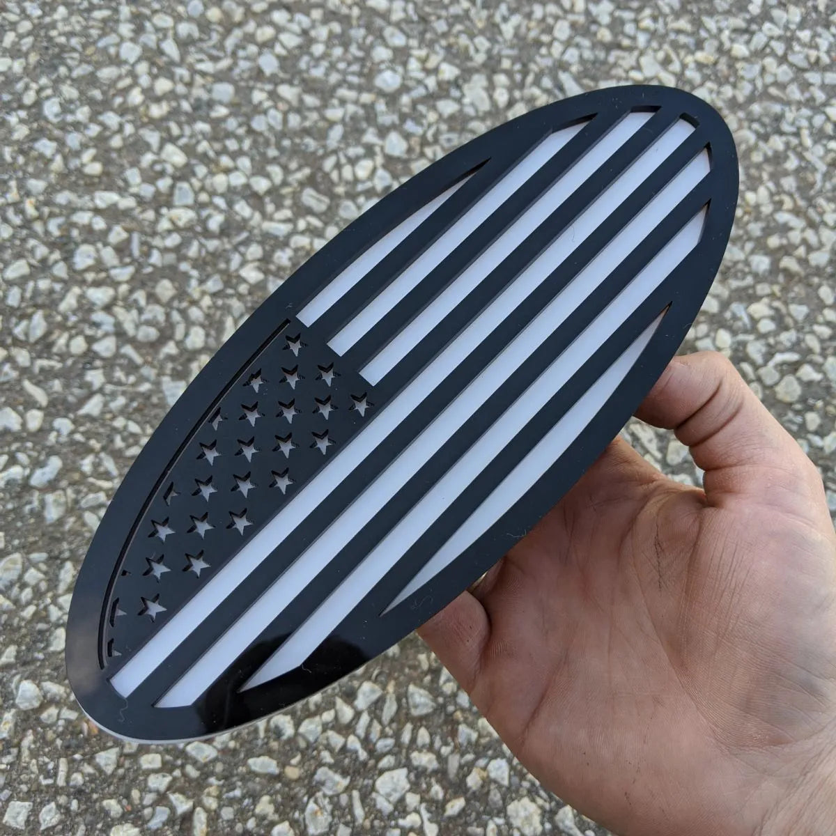 Insignia ovalada con la bandera estadounidense, 9 pulgadas, color negro sobre blanco (varios vehículos)