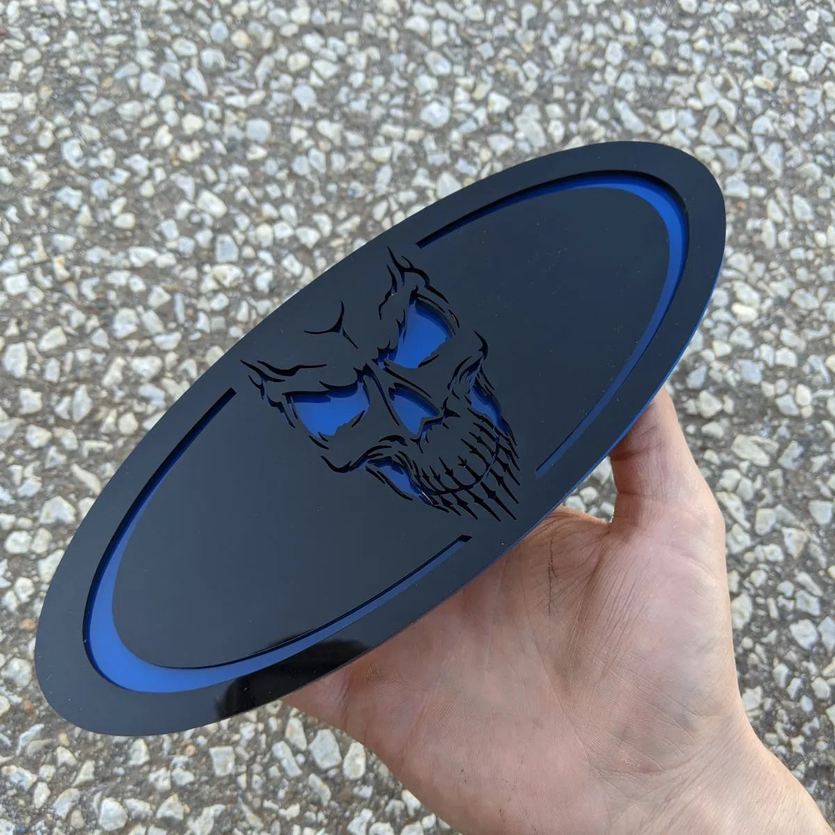 Insignia ovalada de calavera, 9 pulgadas, negra sobre azul (varios vehículos)