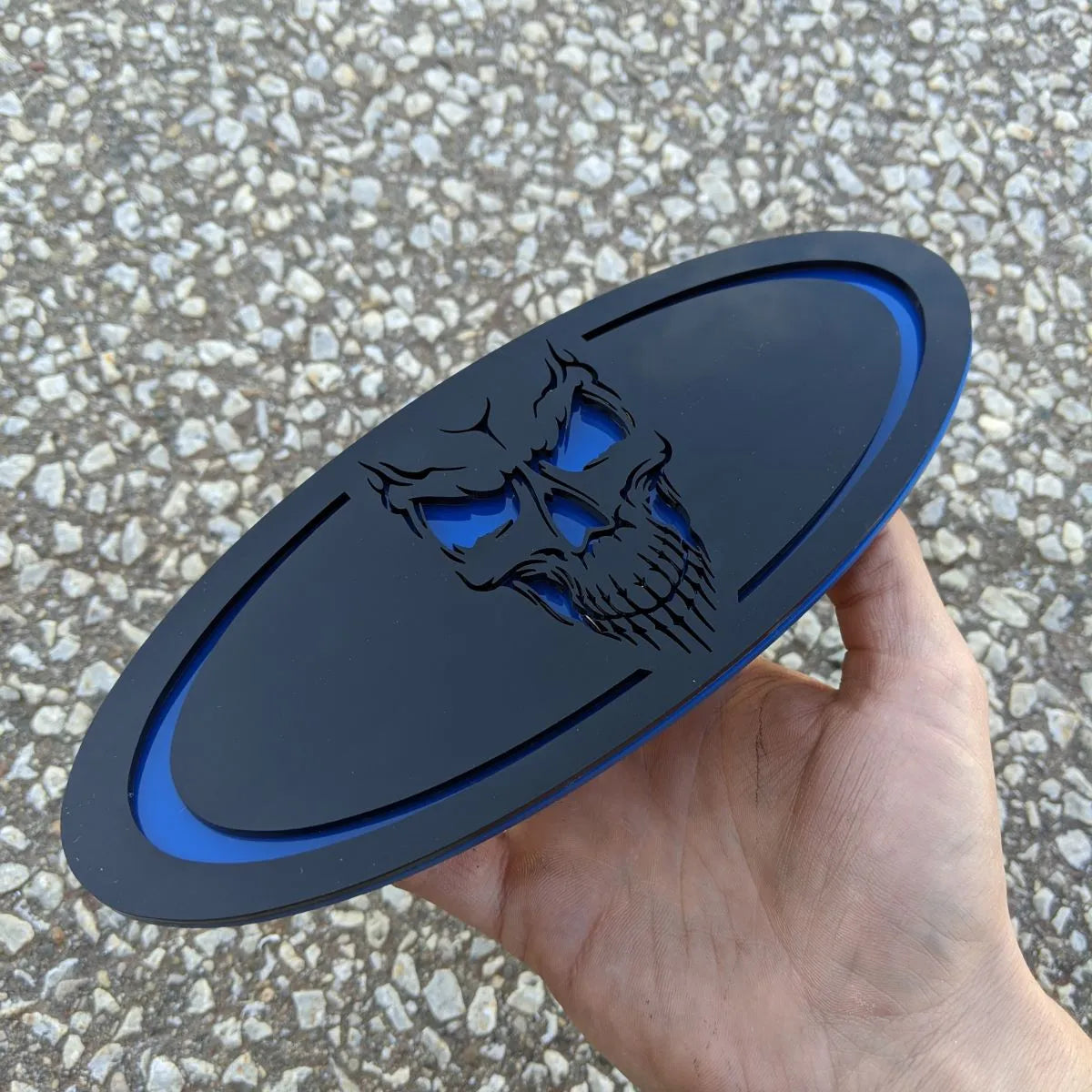 Insignia ovalada de calavera, 9 pulgadas, negra sobre azul (varios vehículos)