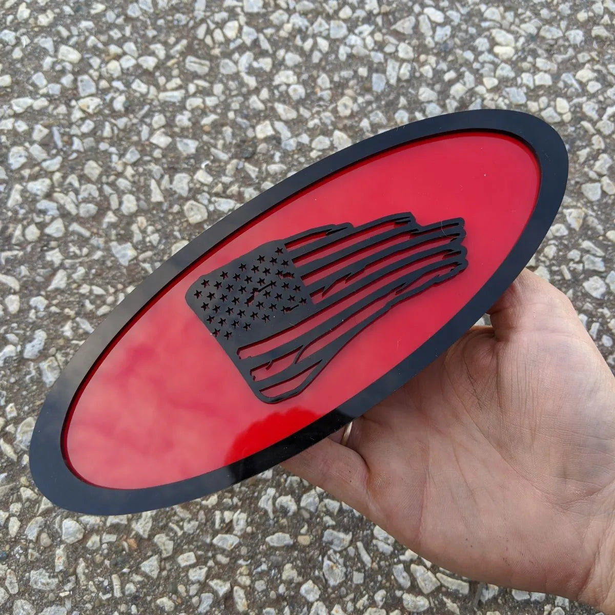 Insignia ovalada con la bandera de Tattered, 9 pulgadas, negra sobre rojo (varios vehículos)