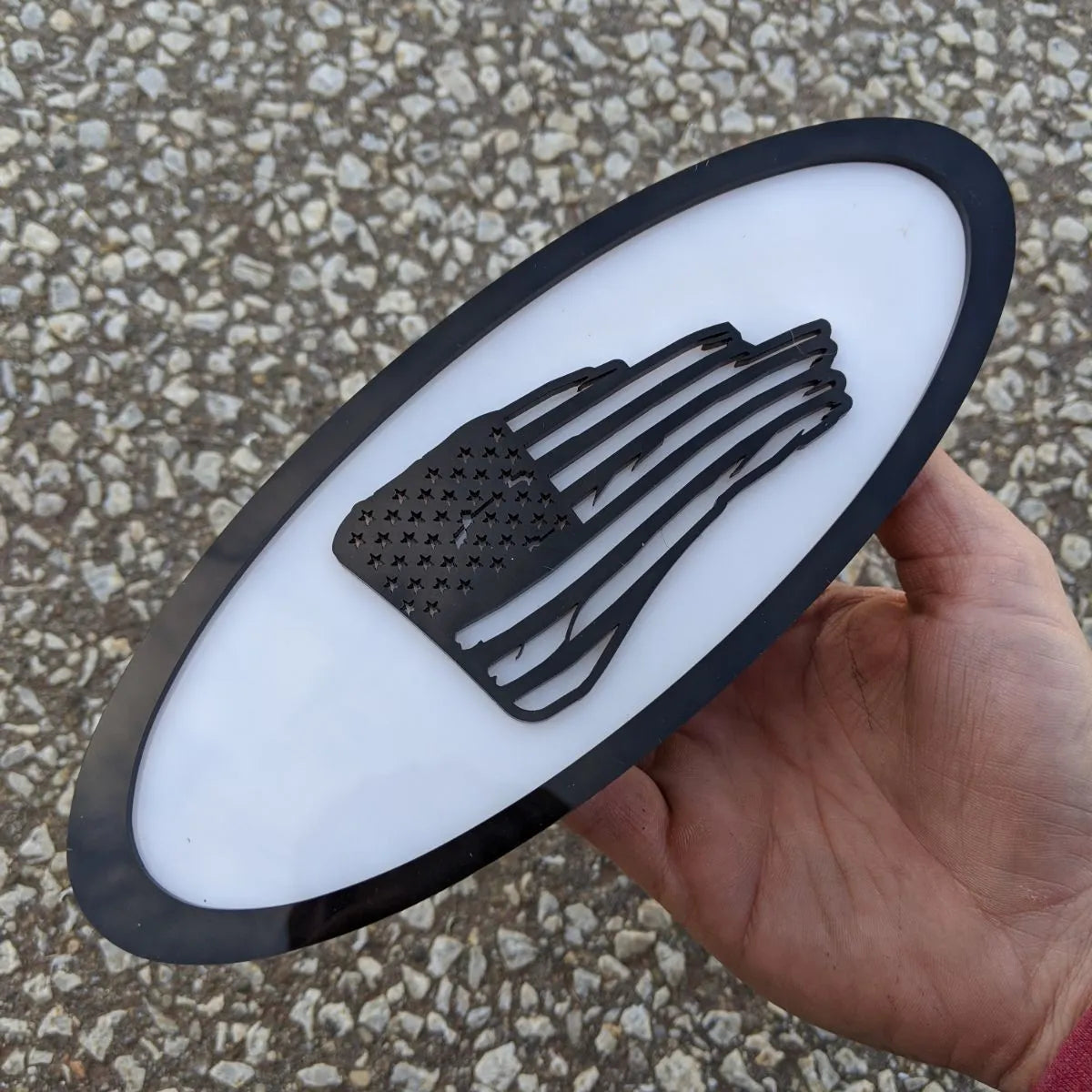 Insignia ovalada con la bandera de Tattered, 9 pulgadas, color negro sobre blanco (varios vehículos)