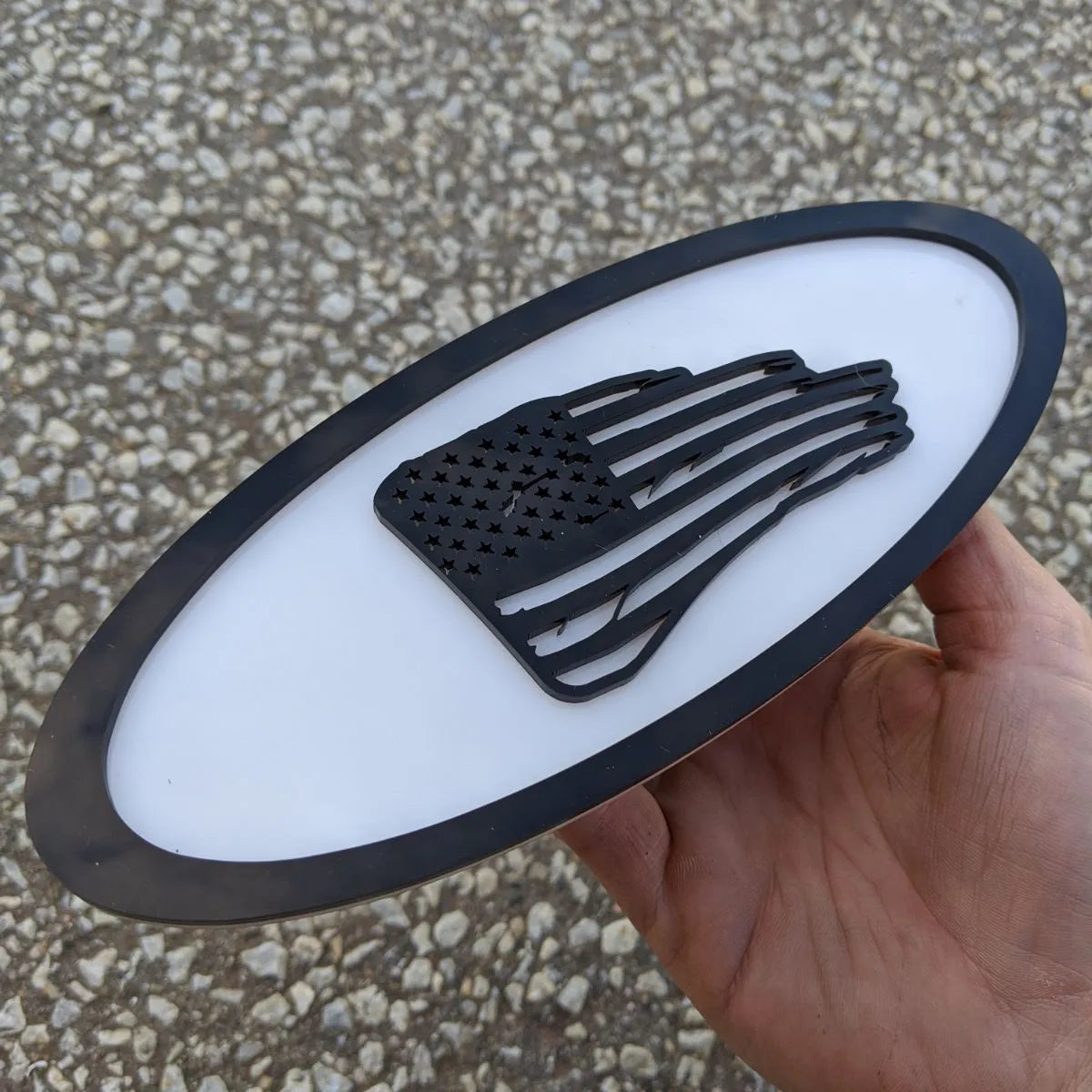 Insignia ovalada con la bandera de Tattered, 9 pulgadas, color negro sobre blanco (varios vehículos)