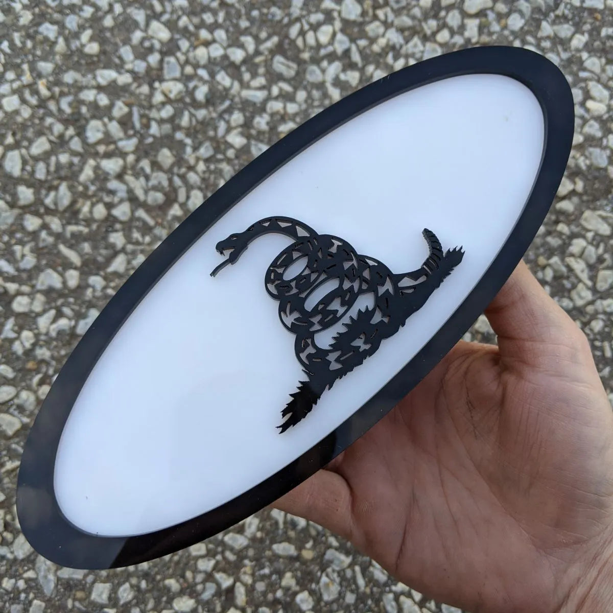 Insignia ovalada "No me pisen" - 9 pulgadas - Negro sobre blanco (varios vehículos)
