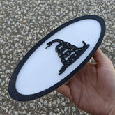Insignia ovalada "No me pisen" - Se adapta a la parrilla o al portón trasero de modelos F150® 2015-2019 - Negro sobre blanco