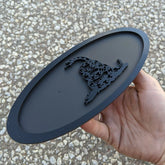 Insignia ovalada "No me pisen" - Se adapta a la parrilla o al portón trasero de modelos F150® 2015-2019 - Negro sobre negro mate