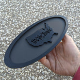 Insignia ovalada We the People: se adapta a la parrilla o al portón trasero de modelos F150® 2015-2019: color negro sobre negro mate