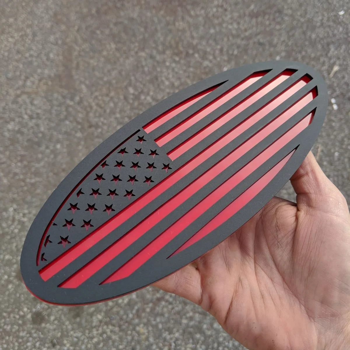 Insignia ovalada con la bandera estadounidense, 9 pulgadas, negro mate sobre rojo (varios vehículos)