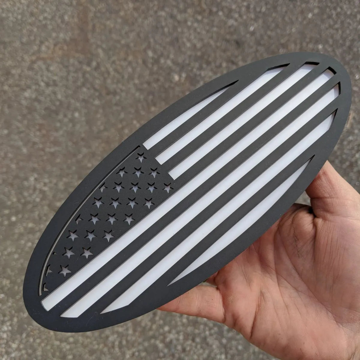 Insignia ovalada con la bandera estadounidense, 9 pulgadas, negro mate sobre blanco (varios vehículos)