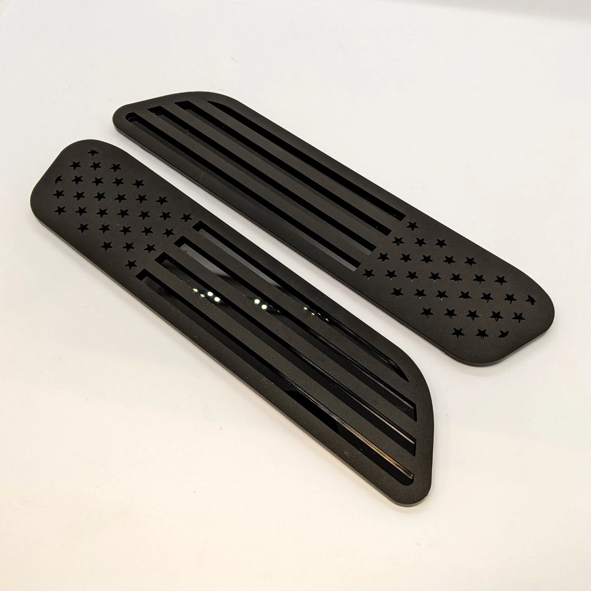 Insignias para capó con la bandera estadounidense: compatibles con Ram 1500® 2019+: negro mate sobre negro brillante