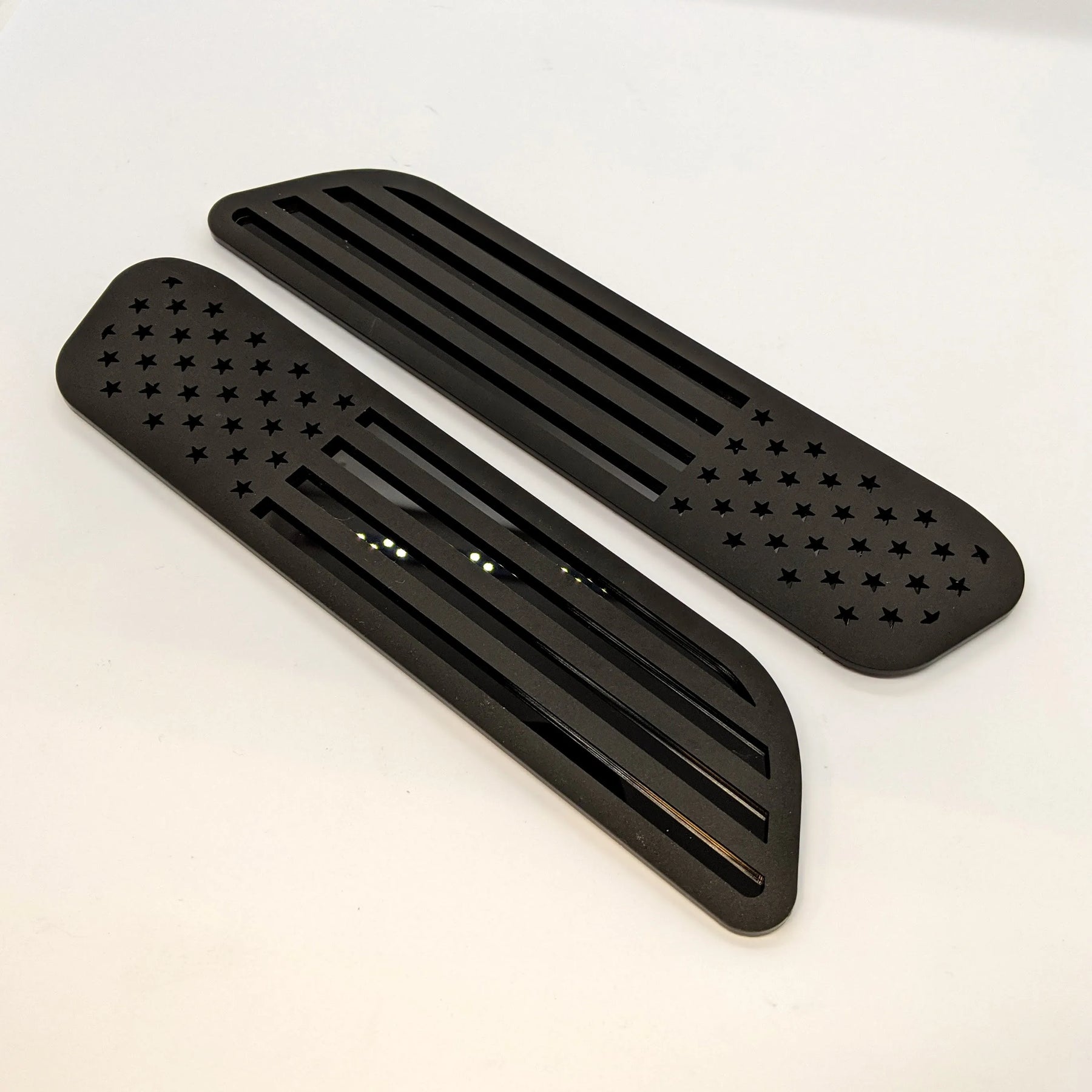 Insignias para capó con la bandera estadounidense: compatibles con Ram 1500® 2019+: negro mate sobre negro brillante