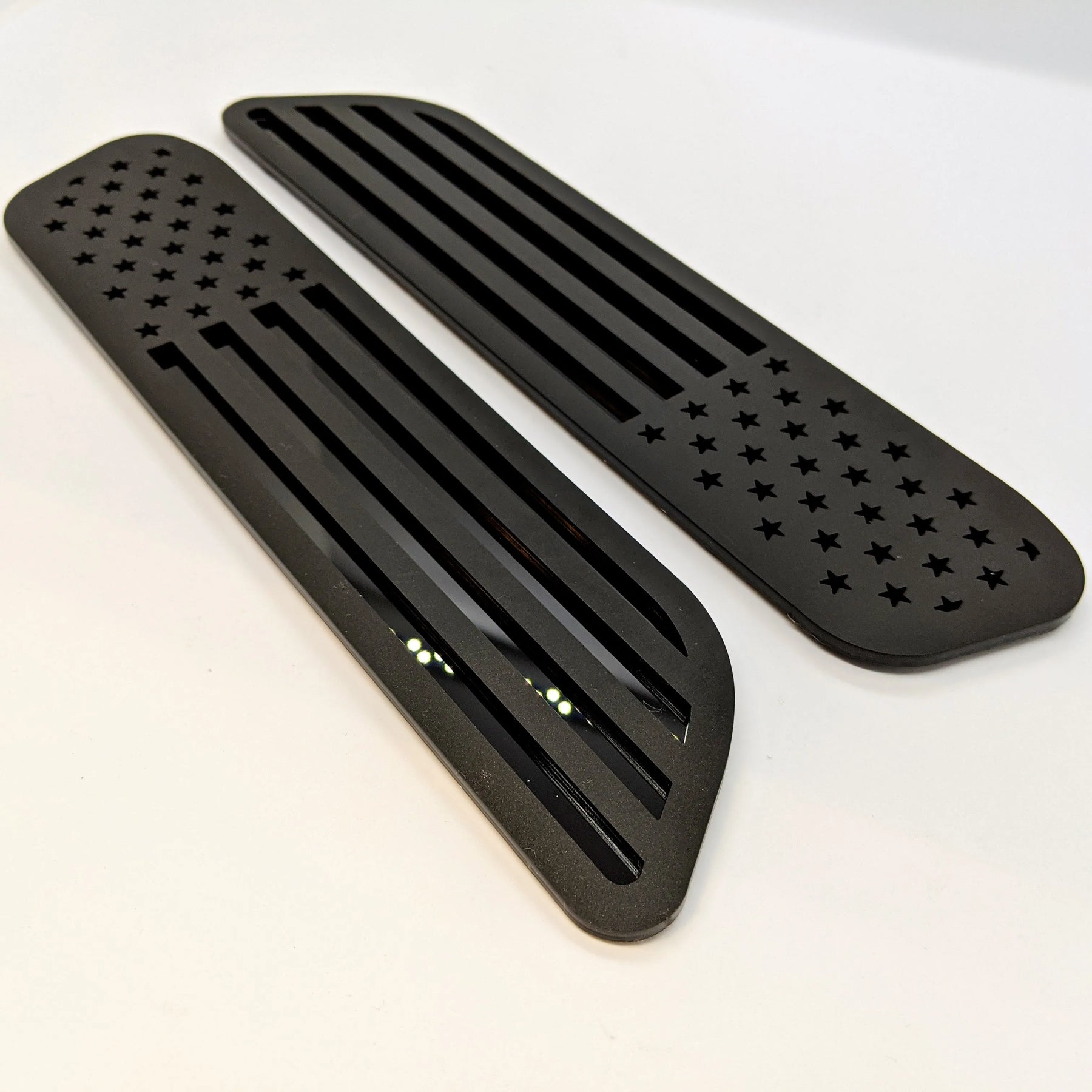 Insignias para capó con la bandera estadounidense: compatibles con Ram 1500® 2019+: negro mate sobre negro brillante