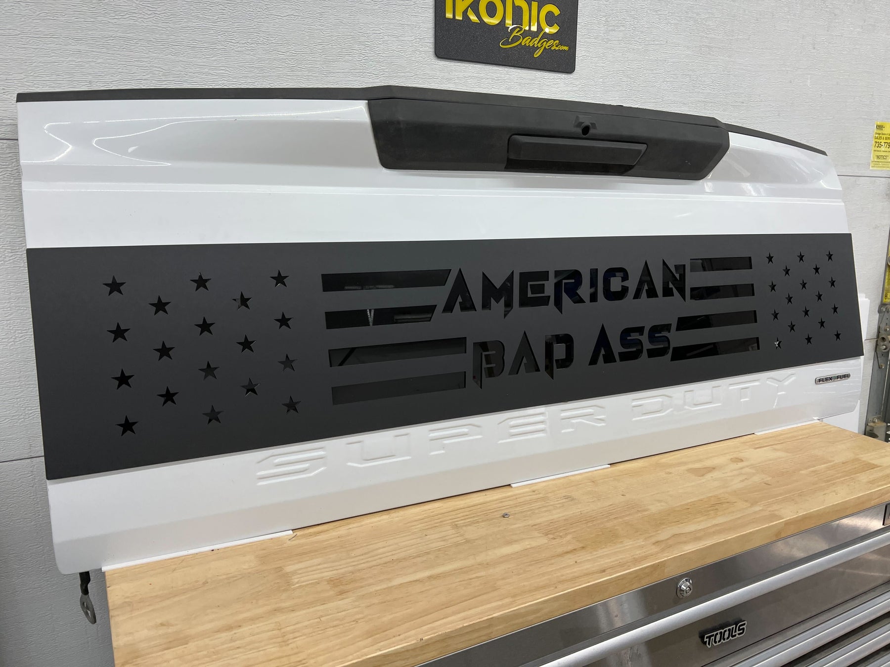 Aplique de portón trasero con estrellas y rayas de American Bad Ass: compatible con Ford® F250®, F350® y F450® 2017-2022