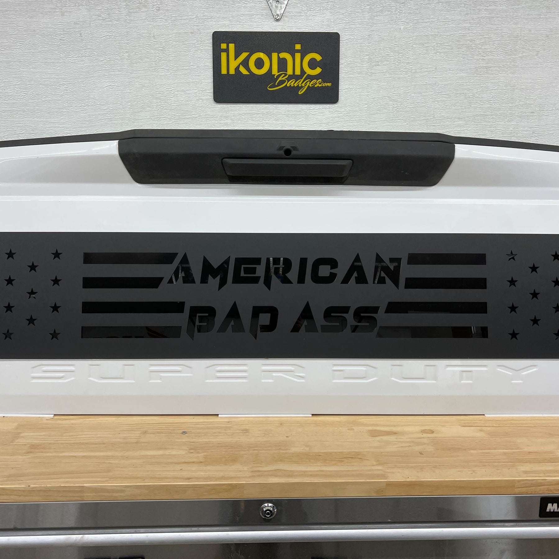 Aplique de portón trasero con estrellas y rayas de American Bad Ass: compatible con Ford® F250®, F350® y F450® 2017-2022
