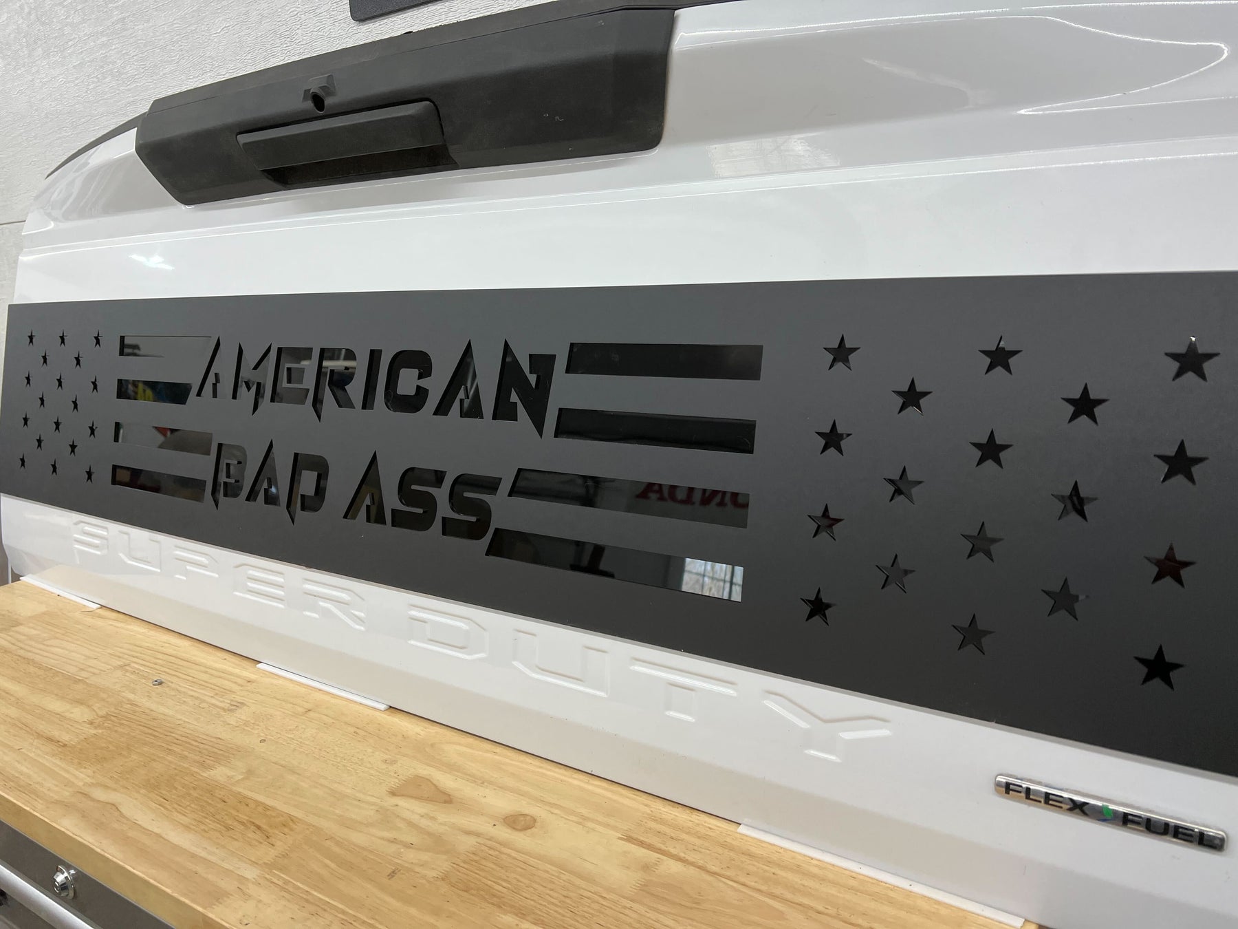 Aplique de portón trasero con estrellas y rayas de American Bad Ass: compatible con Ford® F250®, F350® y F450® 2017-2022