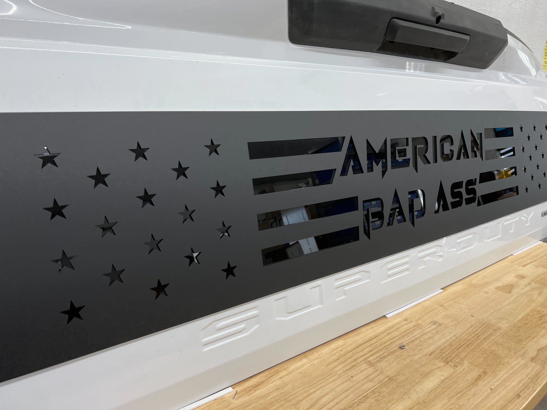 Aplique de portón trasero con estrellas y rayas de American Bad Ass: compatible con Ford® F250®, F350® y F450® 2017-2022