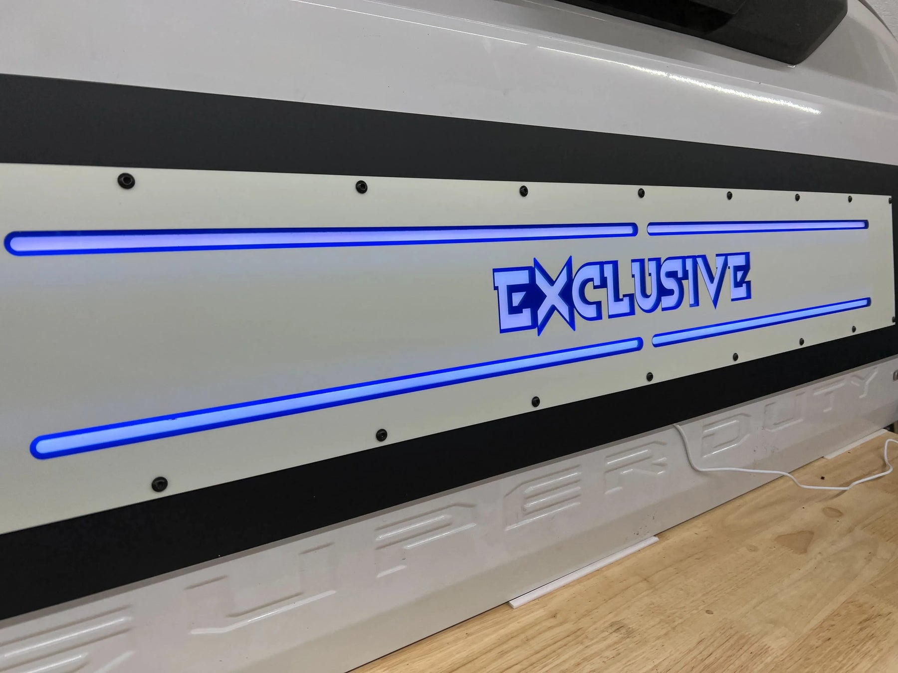Aplique LED con texto personalizado para puerta trasera: compatible con modelos Ford® F250®, F350® y F450® 2017-2022