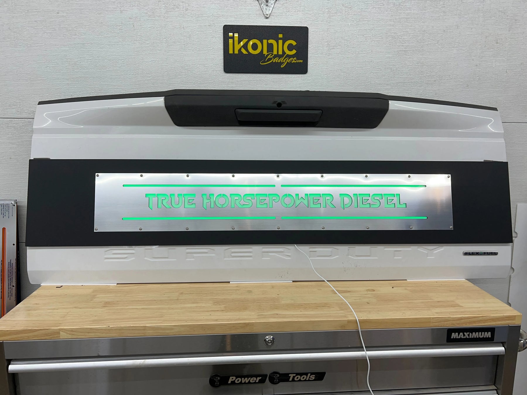 Aplique LED con texto personalizado para puerta trasera: compatible con modelos Ford® F250®, F350® y F450® 2017-2022