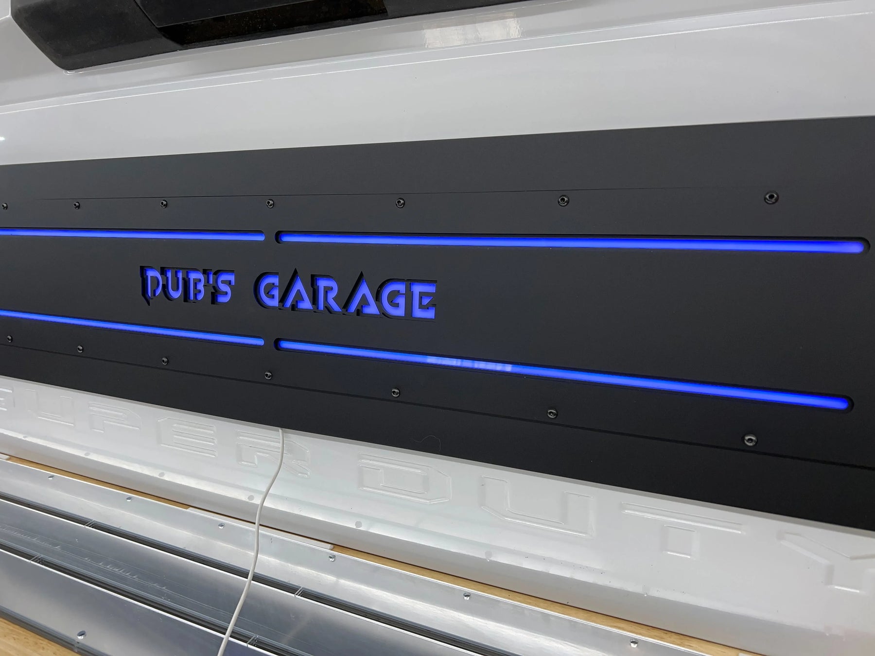 Aplique LED con texto personalizado para puerta trasera: compatible con modelos Ford® F250®, F350® y F450® 2017-2022