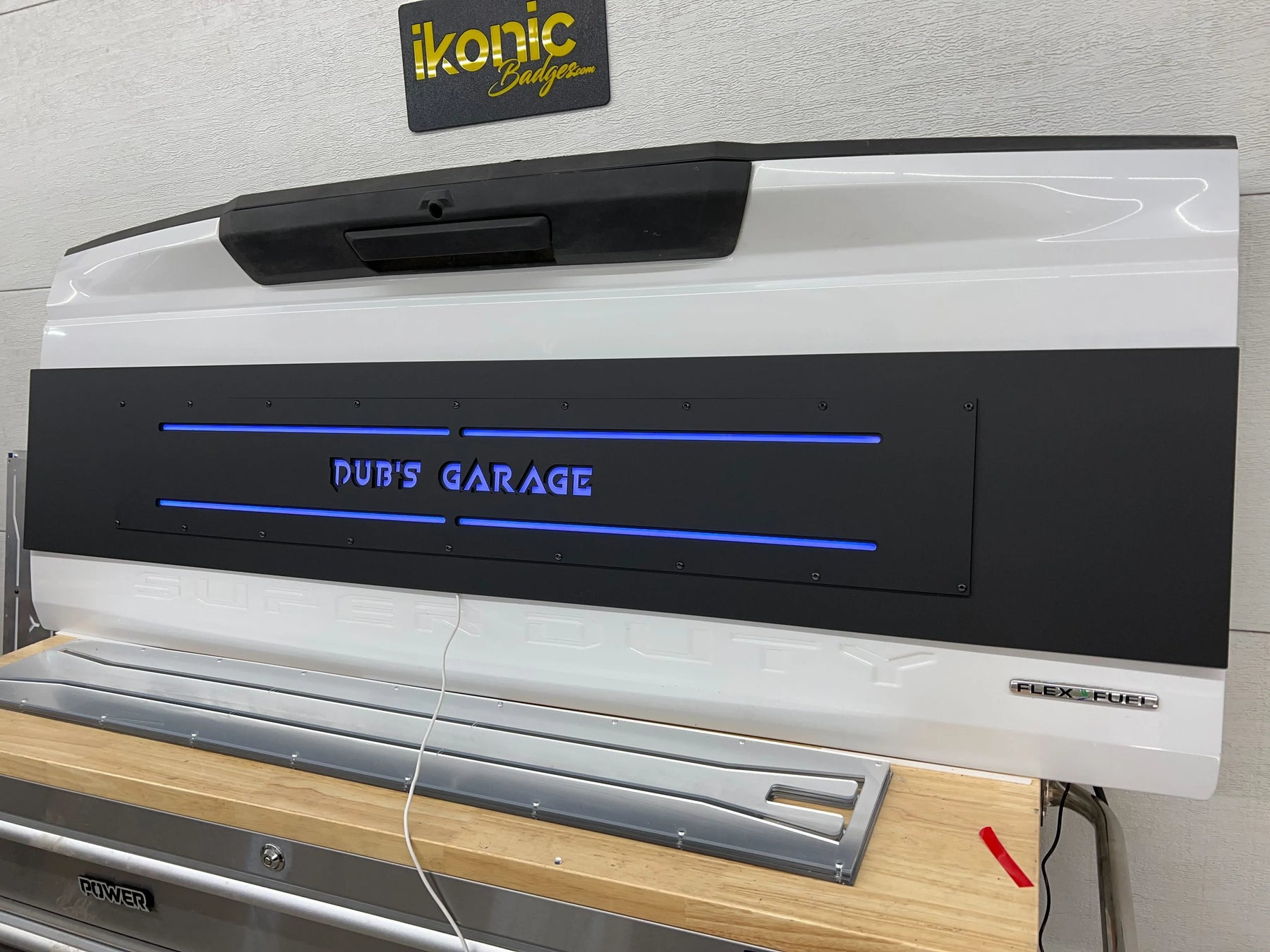 Aplique LED con texto personalizado para puerta trasera: compatible con modelos Ford® F250®, F350® y F450® 2017-2022