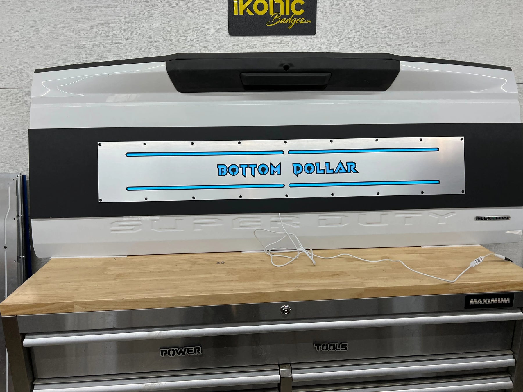 Aplique LED con texto personalizado para puerta trasera: compatible con modelos Ford® F250®, F350® y F450® 2017-2022