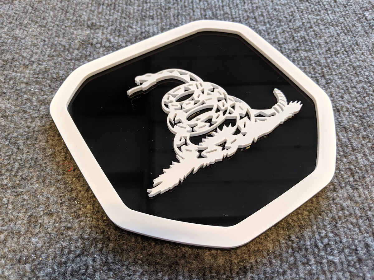 Insignia de serpiente para portón trasero "No me pises" (compatible con Dodge® Ram® 2019+, 1500, 2500, 3500), color blanco sobre negro