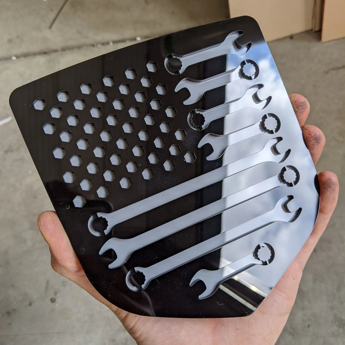 Insignia de la bandera estadounidense para mecánicos: compatible con Dodge® Ram® Tailgate 2009-2018 -1500, 2500, 3500 - Negro sobre gris