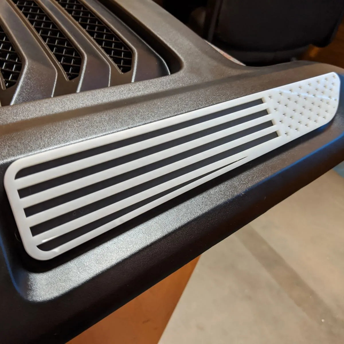 Insignias para capó con la bandera estadounidense: compatibles con modelos Ram 1500® Rebel 2019 y posteriores: blanco sobre negro mate