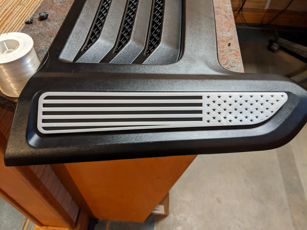 Insignias para capó con la bandera estadounidense: compatibles con modelos Ram 1500® Rebel 2019 y posteriores: blanco sobre negro mate