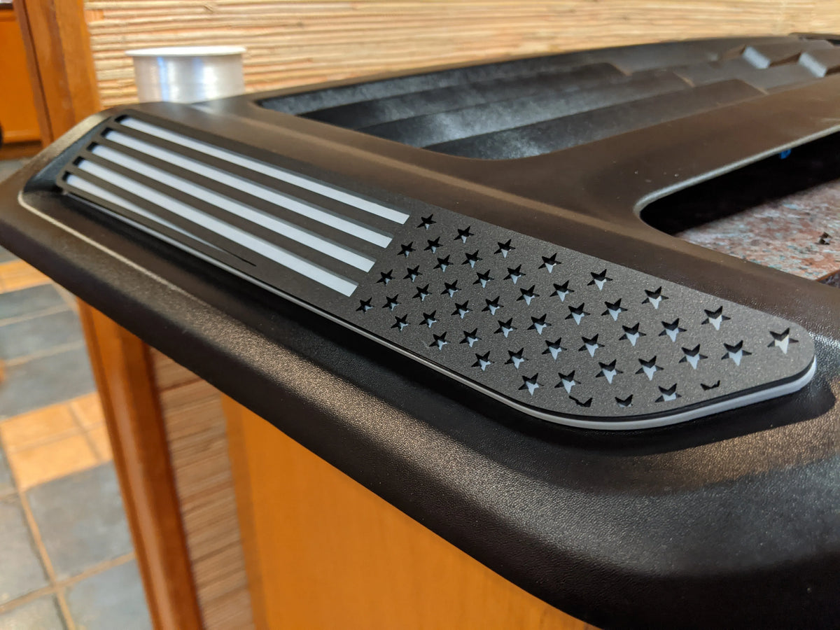 Insignias para capó con la bandera estadounidense: compatibles con modelos Ram 1500® Rebel 2019 y posteriores: negro mate sobre blanco