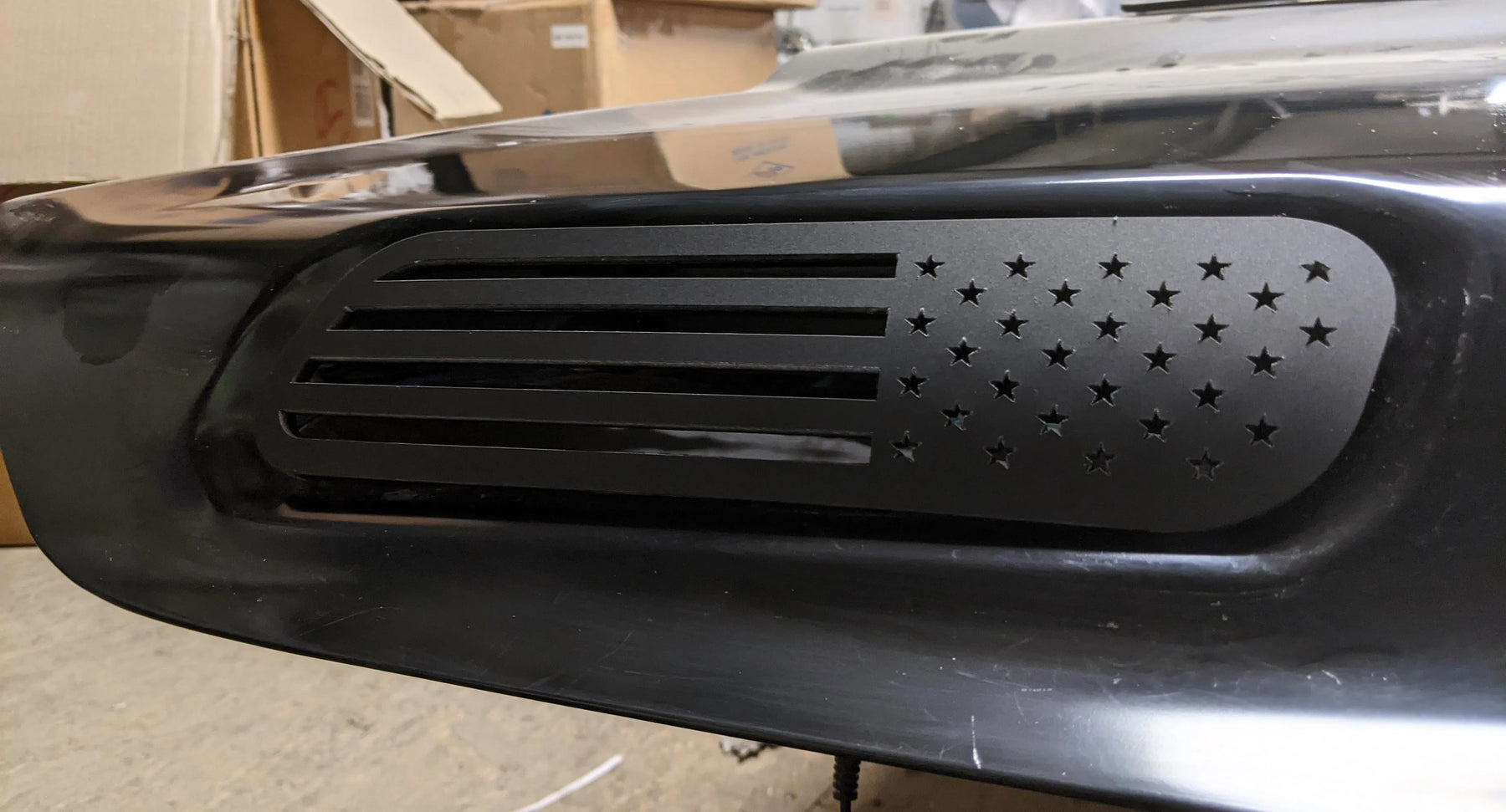 Insignias para capó con la bandera estadounidense: compatibles con Ram 2500/3500® 2019+: negro mate sobre negro