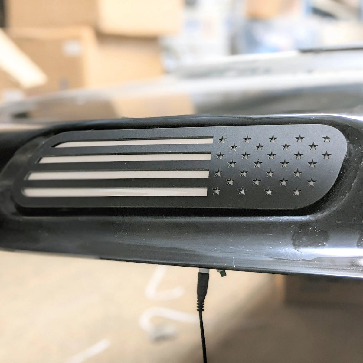 Insignias para capó con la bandera estadounidense: compatibles con Ram 2500/3500® 2019+: negro mate sobre blanco