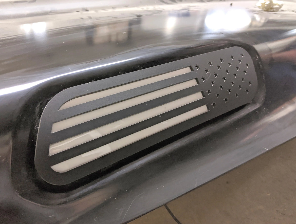 Insignias para capó con la bandera estadounidense: compatibles con Ram 2500/3500® 2019+: negro mate sobre blanco