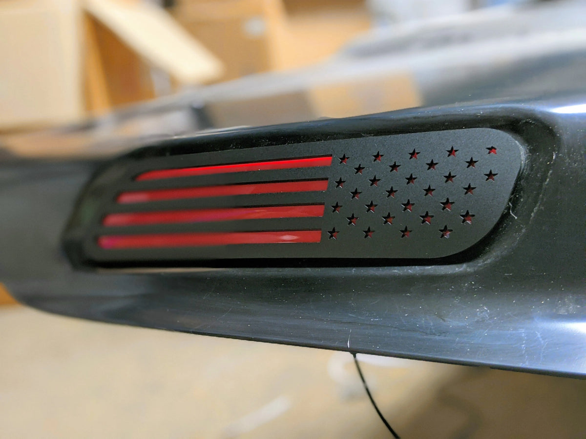 Insignias para capó con la bandera estadounidense: compatibles con Ram 2500/3500® 2019+: negro mate sobre rojo