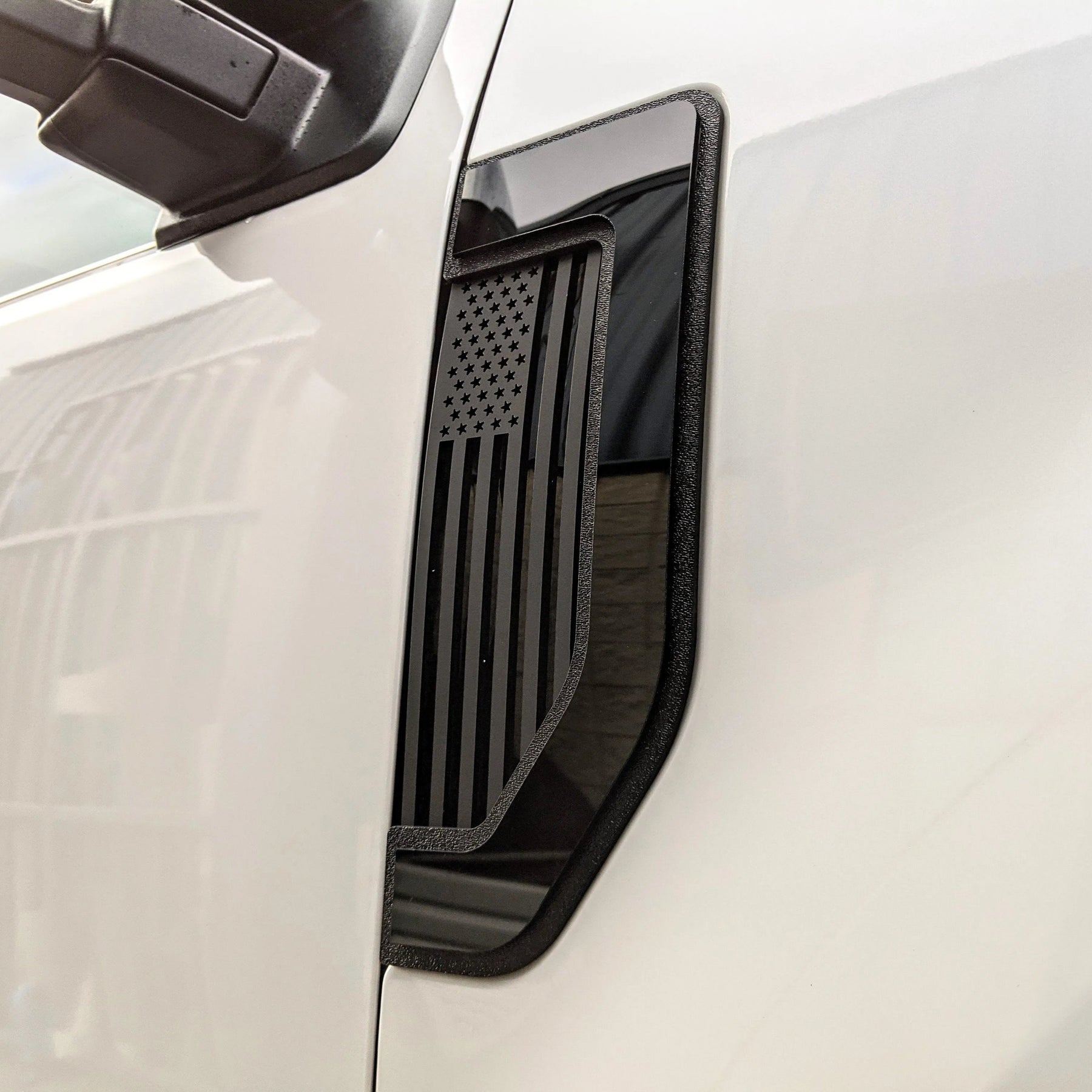 Juego de insignias para guardabarros con la bandera estadounidense: compatible con Ford® F250®, F350®, F450® 2017-2022, color negro (estrellas a la izquierda)